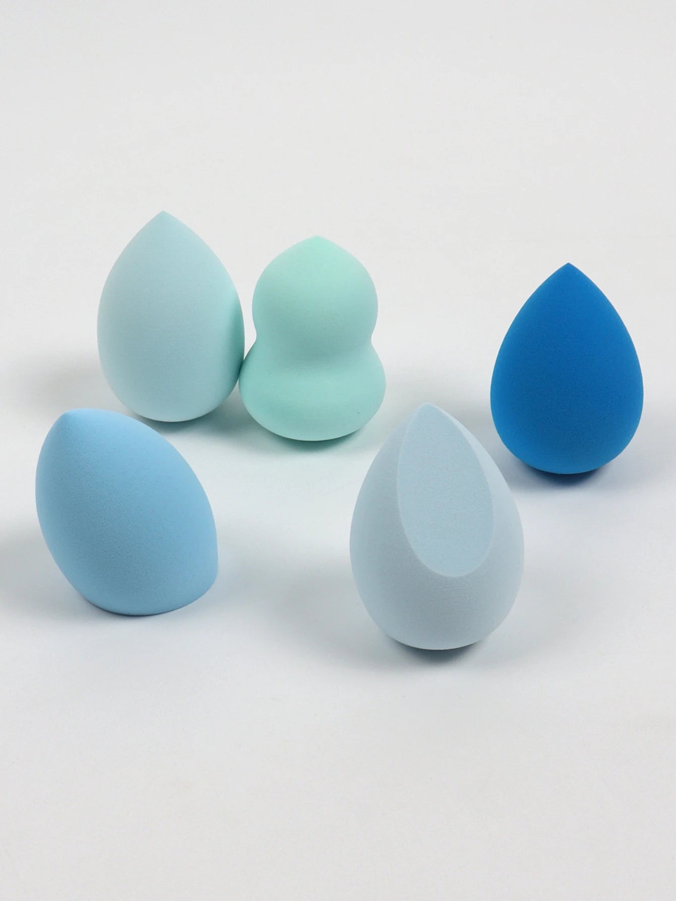 Bags of Beauty Eggs Makeup: ensemble de cinq éponges de maquillage bleues et vertes pour une application précise.